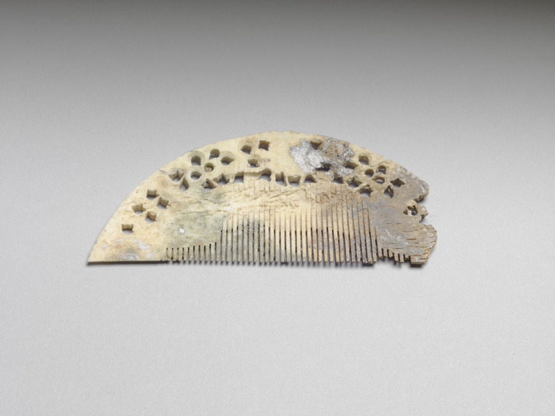 牙雕鏤空描金白彩花卉紋梳